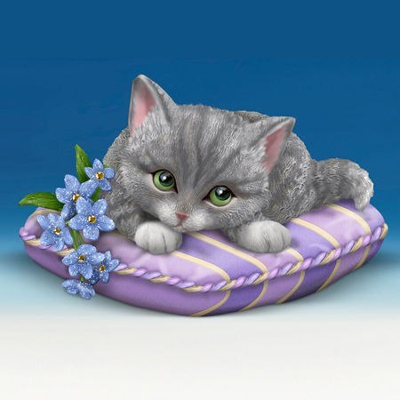 Котенок на подушечке
