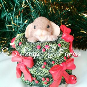 Мышонок в рождественском венке