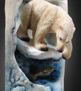 Белый медведь в камне
